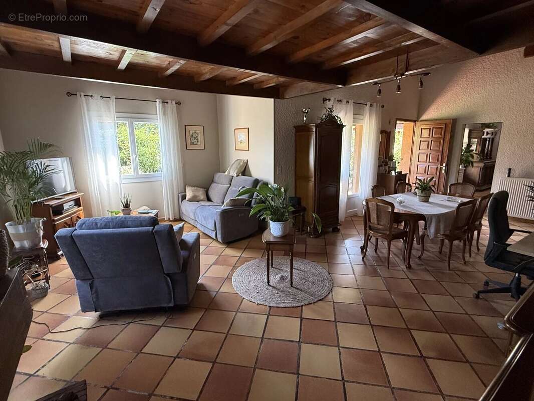 À 5 minutes de Nogaro, maison T4 de plain-pied avec 146 m² de dépendances, au calme, sur un terrain clos et arboré de 4 938 m² - photo 9