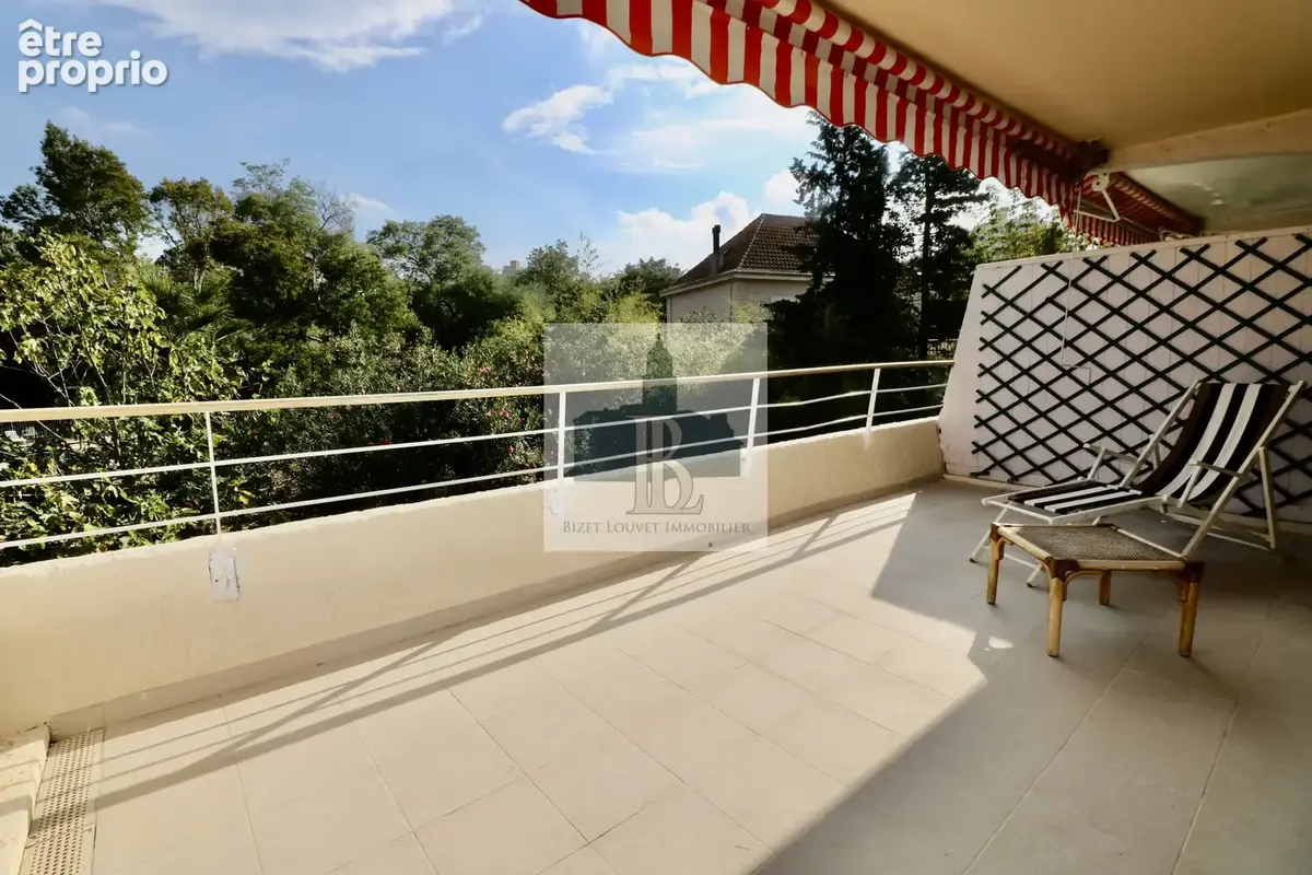 Dans le centre de Saint-Tropez, Appartement avec terrasse - photo 3