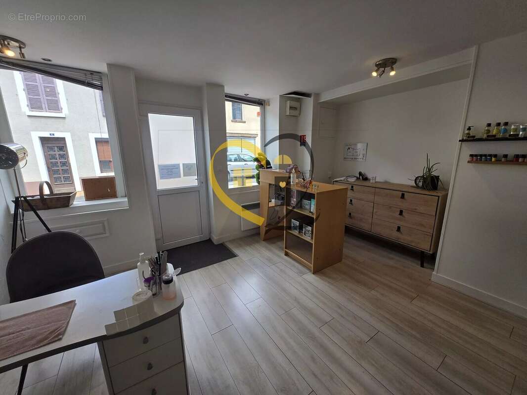 Ensemble immobilier local commercial et appartement à Henrichemont - photo 6