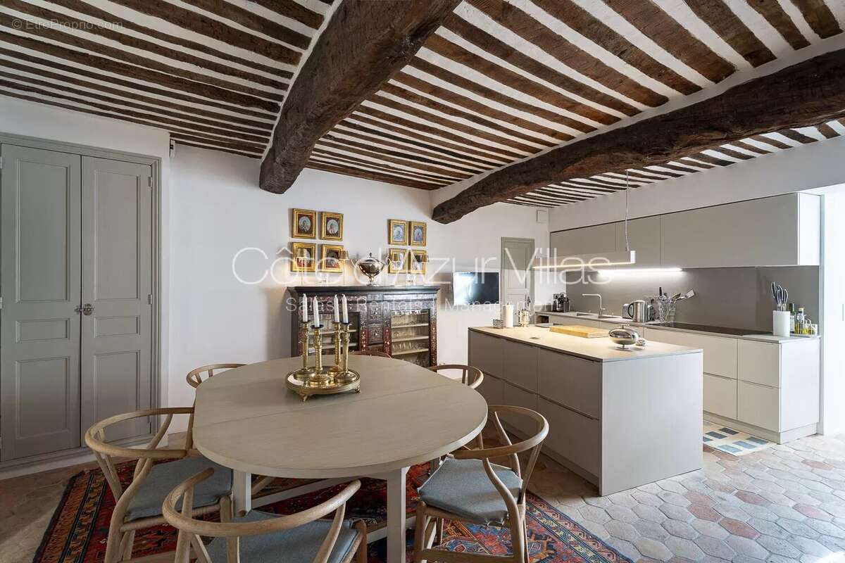 Maison à CHATEAUNEUF-GRASSE