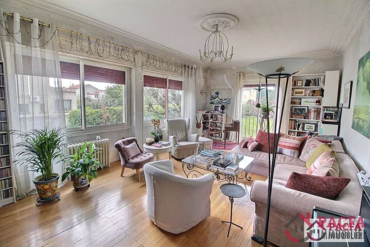 TRAVET - Maison de charme sur 1014 m² de terrain - photo 2