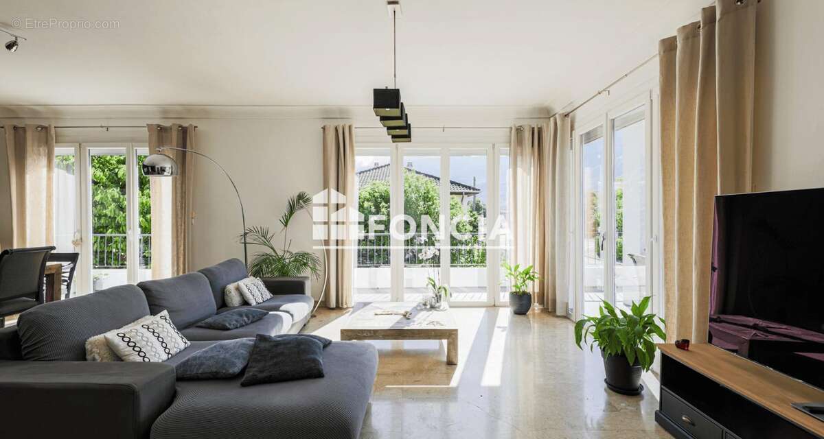  EXCLUSIVITÉ FONCIA – RARE À LA VENTE À ÉCHIROLLES ! Investisseurs, familles : découvrez une propriété aux multiples possibilité - photo 6
