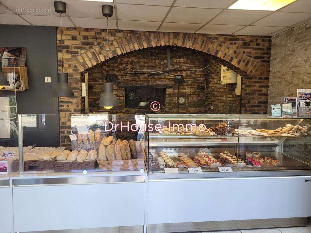 Commerce à CHATEAUNEUF-LES-MARTIGUES