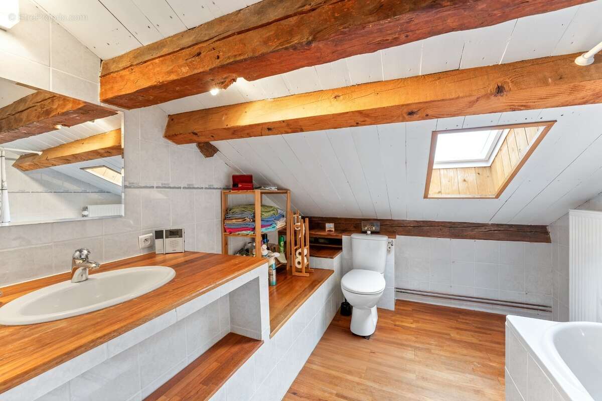 À VENDRE – Charmante ferme rénovée avec gîte indépendant et grange – Prévessin-Moëns - photo 12