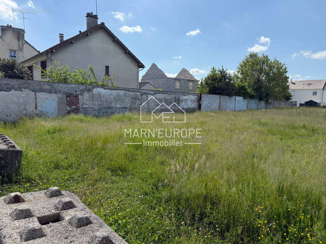 Terrain à VILLENEUVE-LE-COMTE