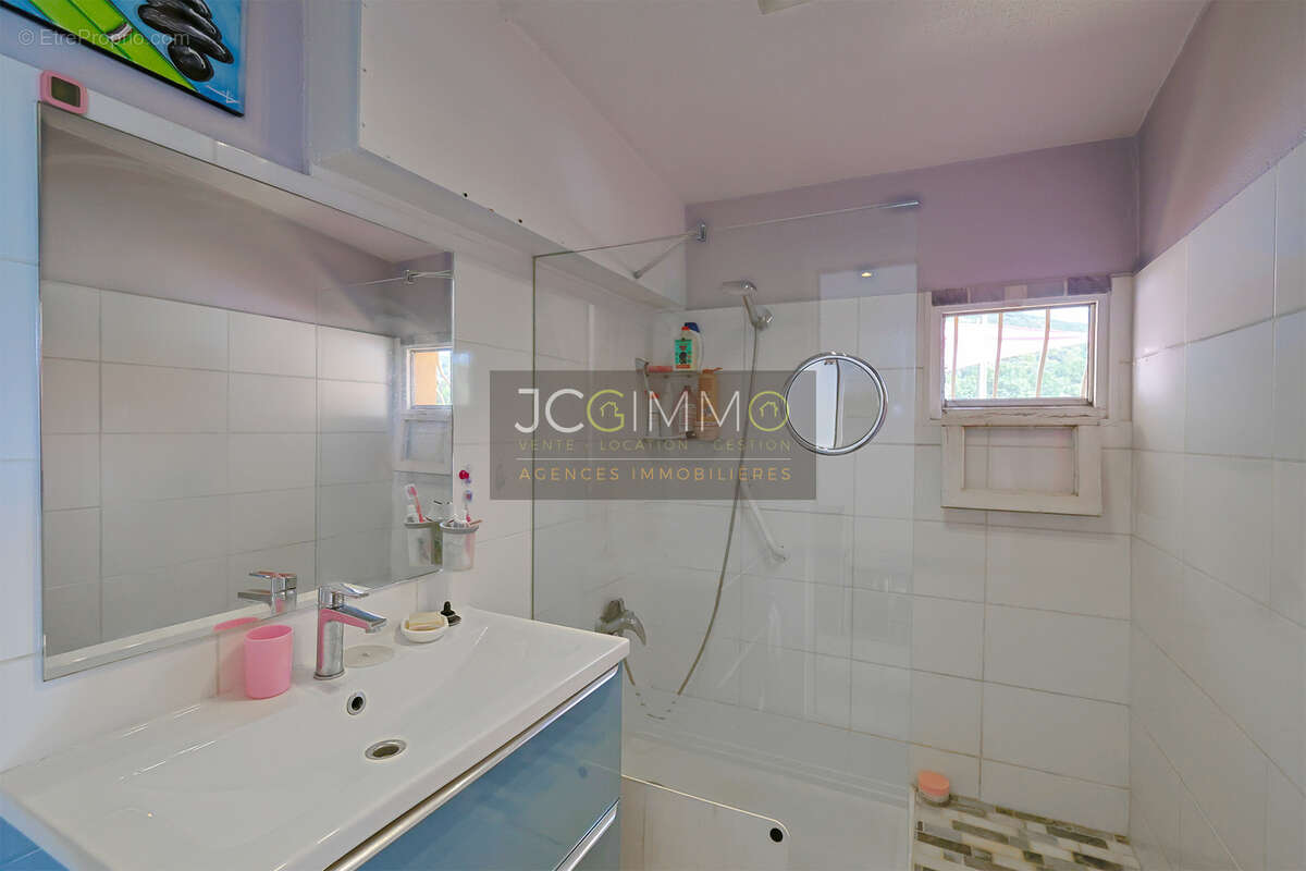 Hyeres (la bayorre) - haut de maison 101 m2 + terrasse + loggia + annexes - photo 12