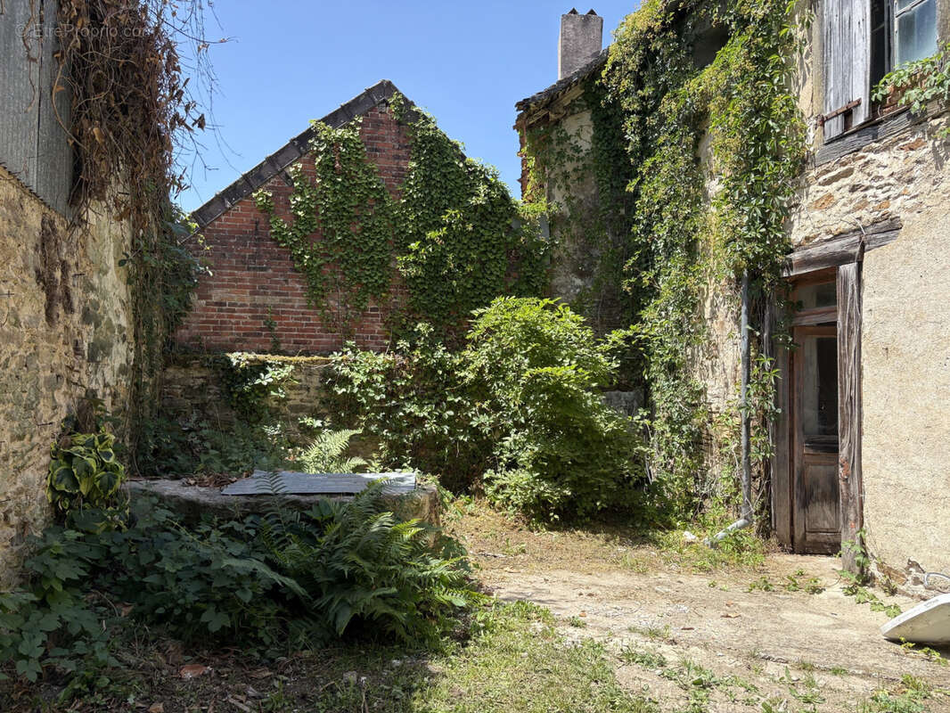 Coussac Bonneval Maison de bourg de 8 pièces à rénover avec cour - photo 3