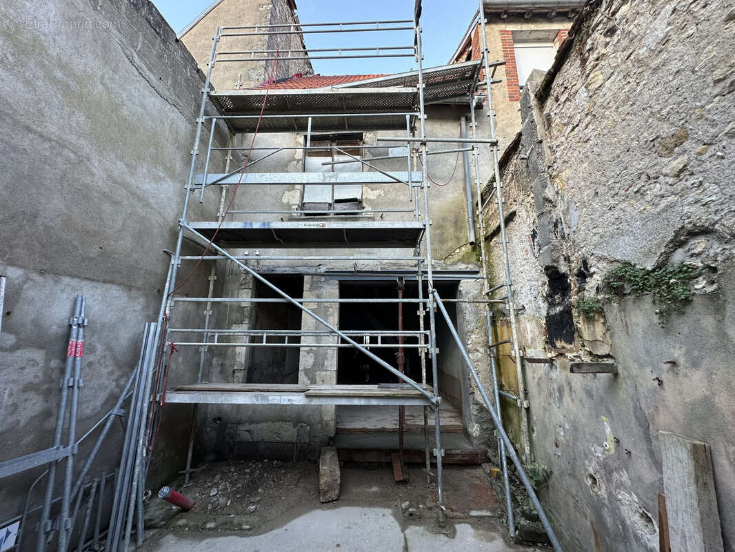 Immeuble de 180m2 à rénover. Toiture et plancher neufs. - photo 7
