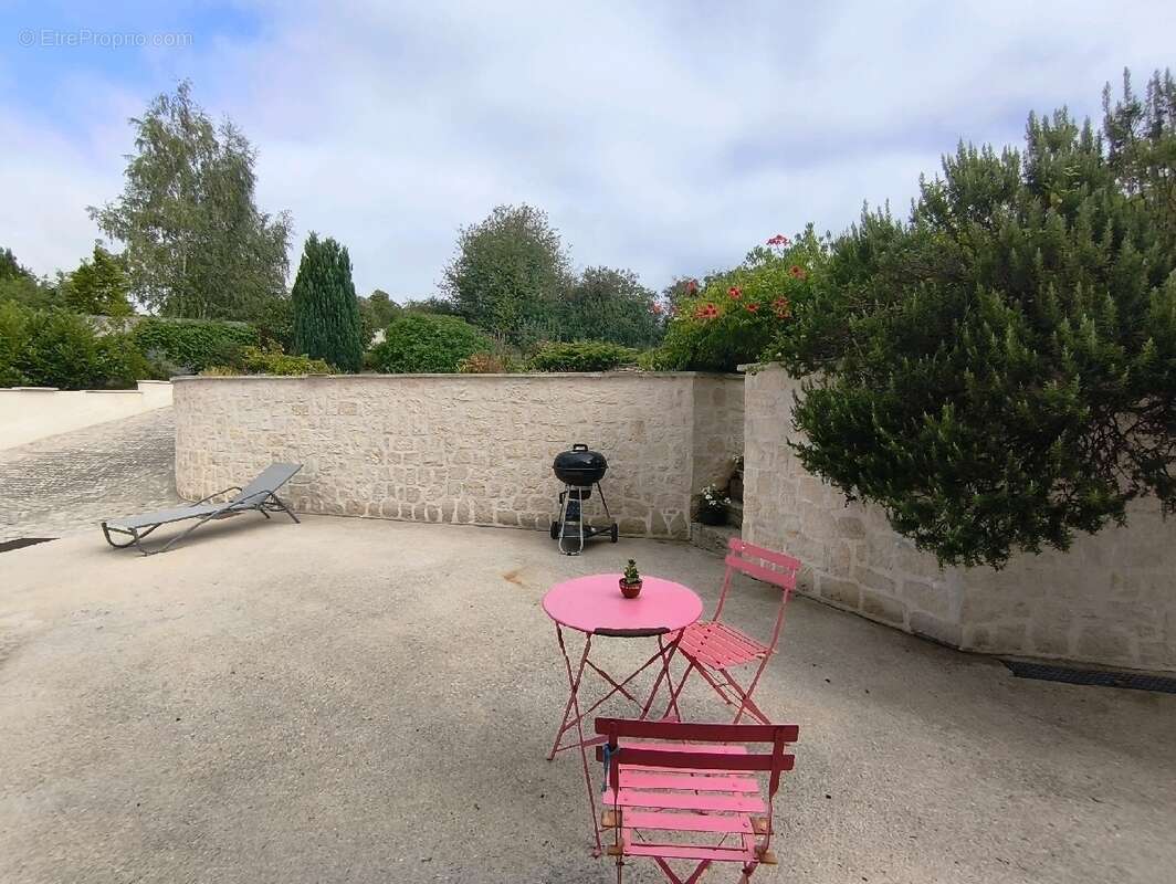 Maison à VALLANGOUJARD