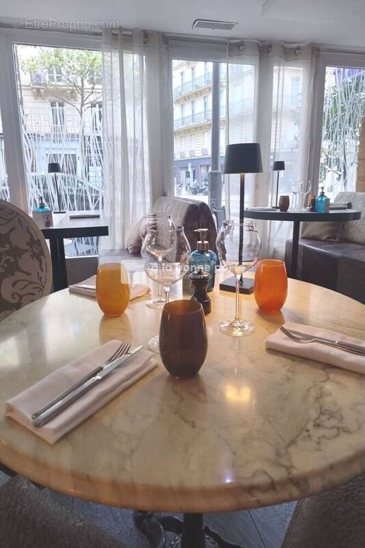 Commerce à PARIS-8E