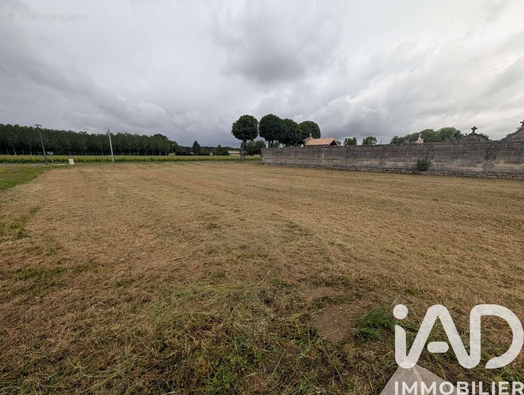 Terrain 810 m² à Mosnac  - photo 4