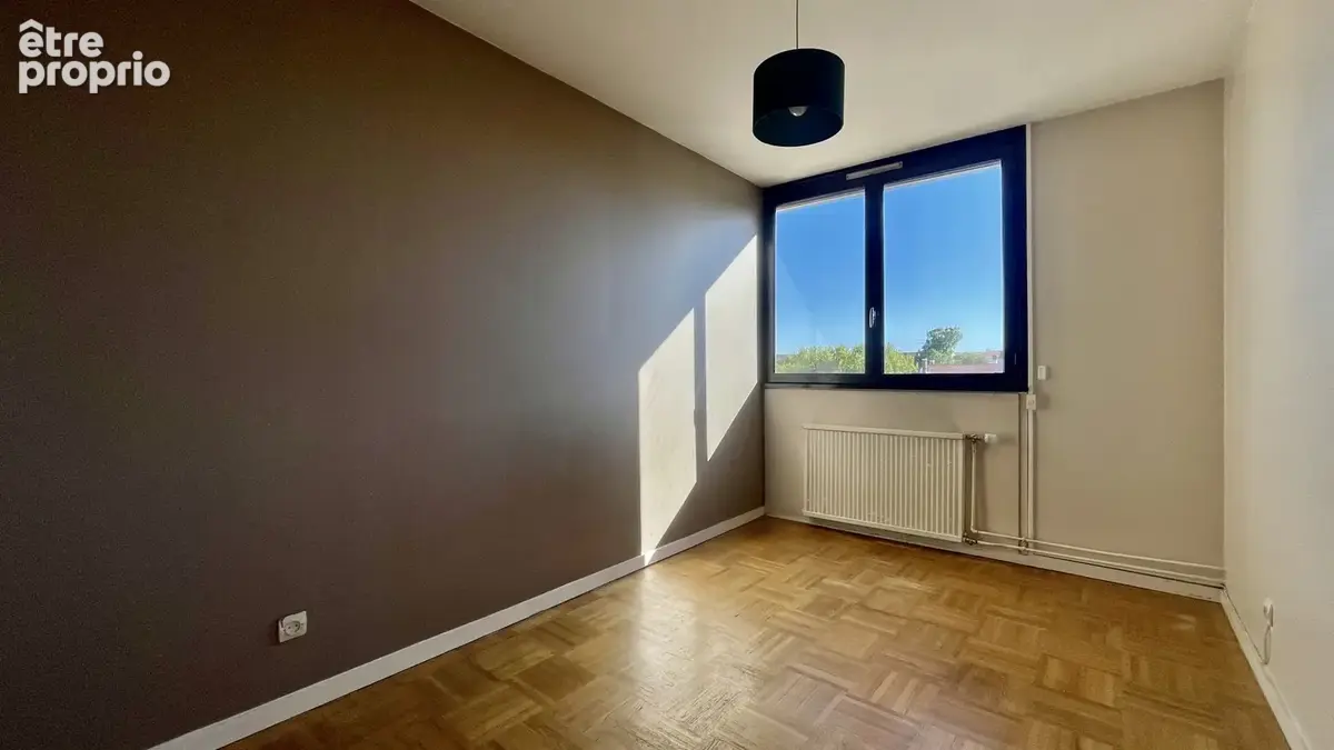 Spacieux T4 de 82 m2 traversant Est/Ouest avec balcon, garage et cave   DPE D - photo 12