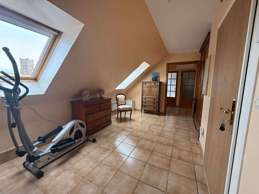 BETHUNE - Hyper centre-ville, appartement de type 3, 91m² au sol, 2 terrasses, garage - photo 4