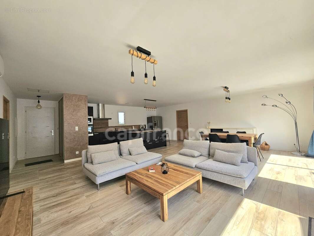 Ensemble immobilier de 368 m2 divisé en 3 habitations, piscine, terrain 1683 m2 à VESCOVATO (Haute Corse) - photo 6