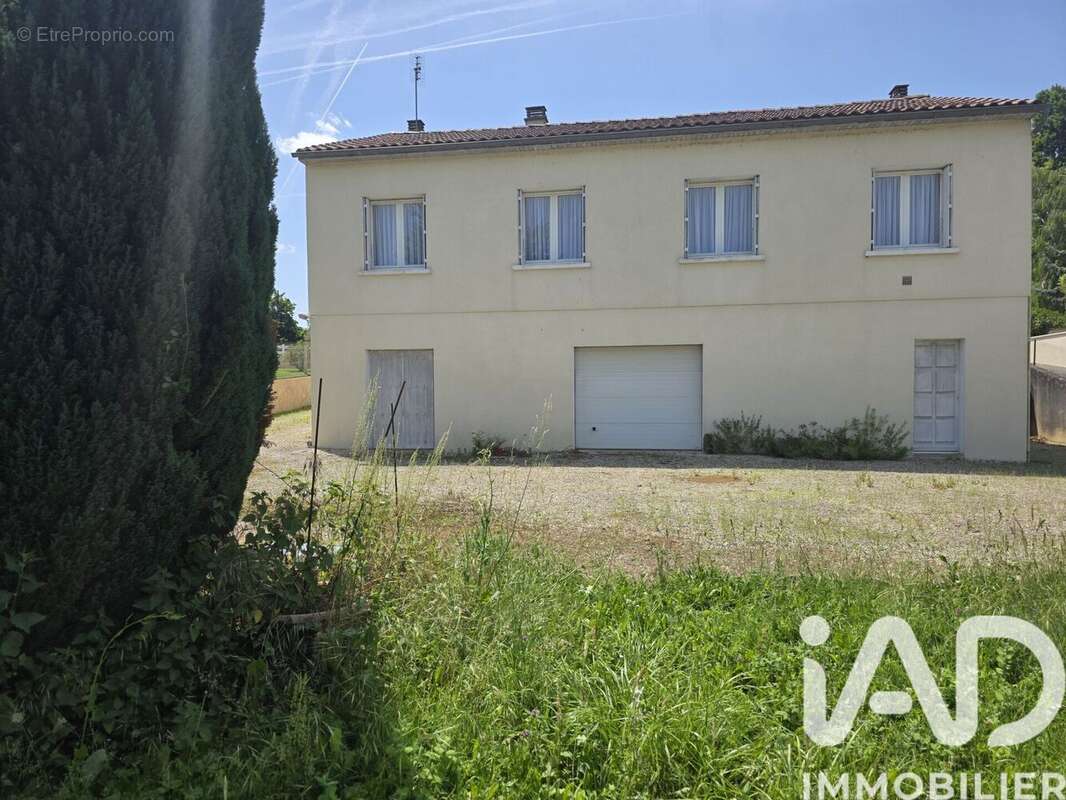 Maison 121 m² à Aigre  - photo 2