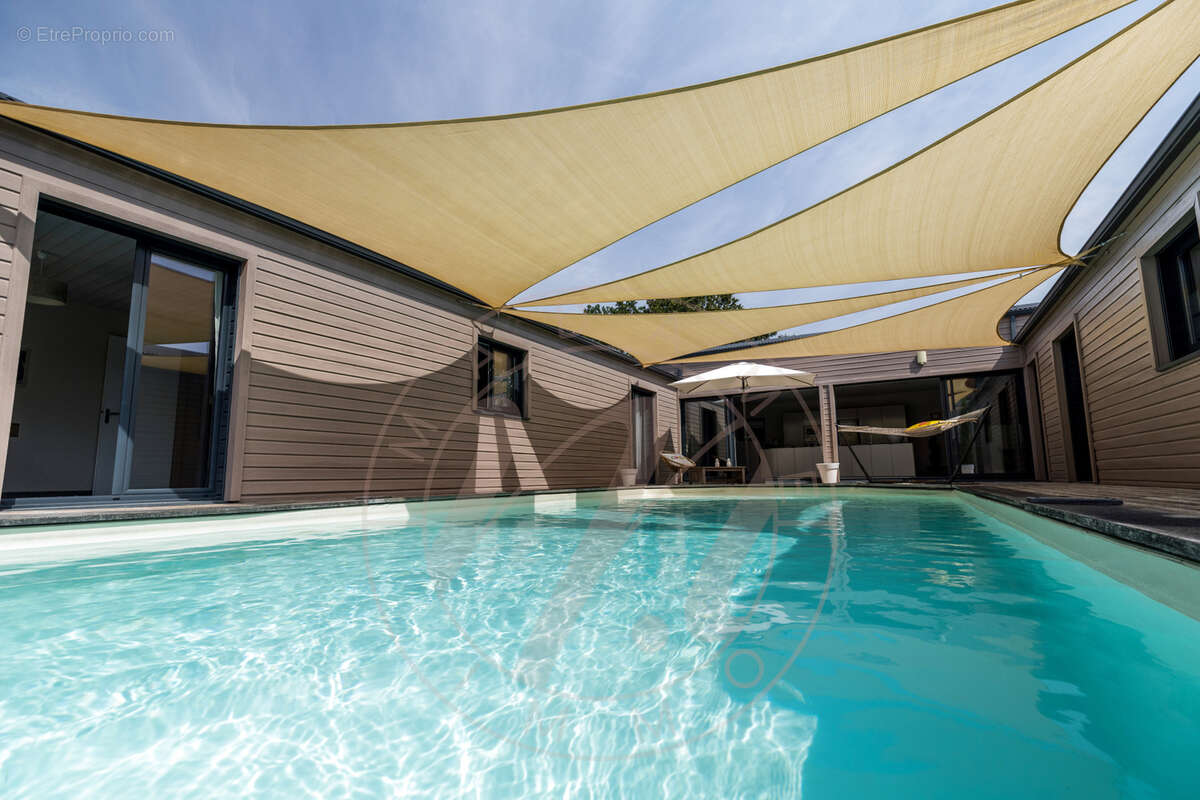 Saint-Pierre-du-Mont   Maison de caractère à ossature bois de mélèze avec patio, piscine et prestations de qua - photo 2