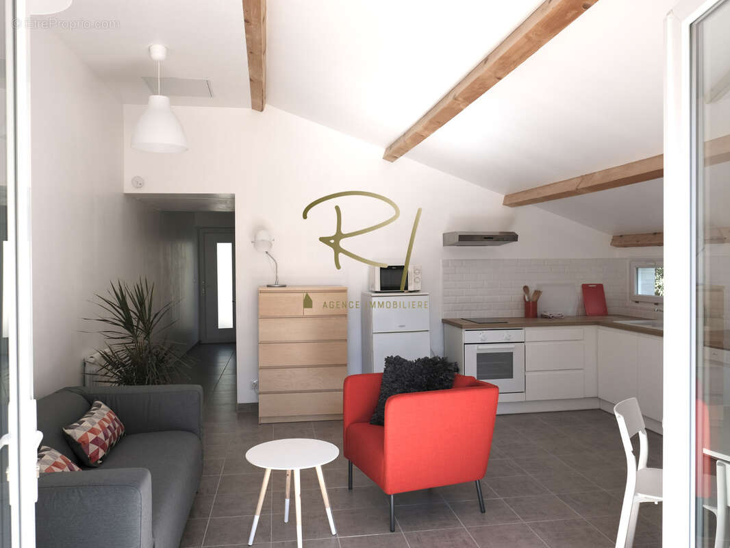 Maison de village en pierre avec 1 logement et 5 garages - Idéal investissement - photo 2