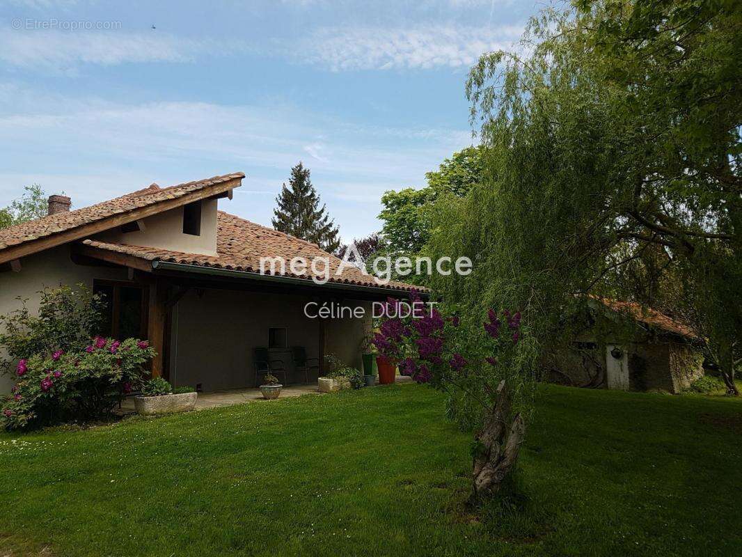 Maison à CHANOZ-CHATENAY