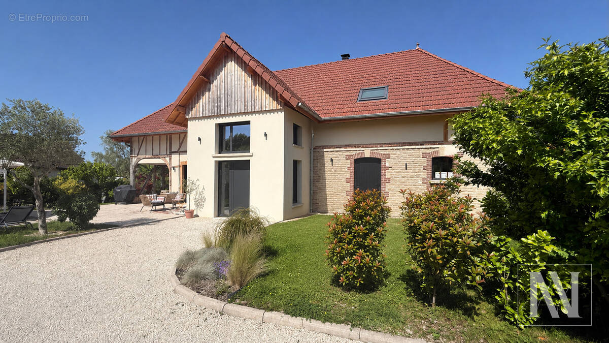 Superbe grange rénovée de 230m2 à Sainte-Savine - photo 2