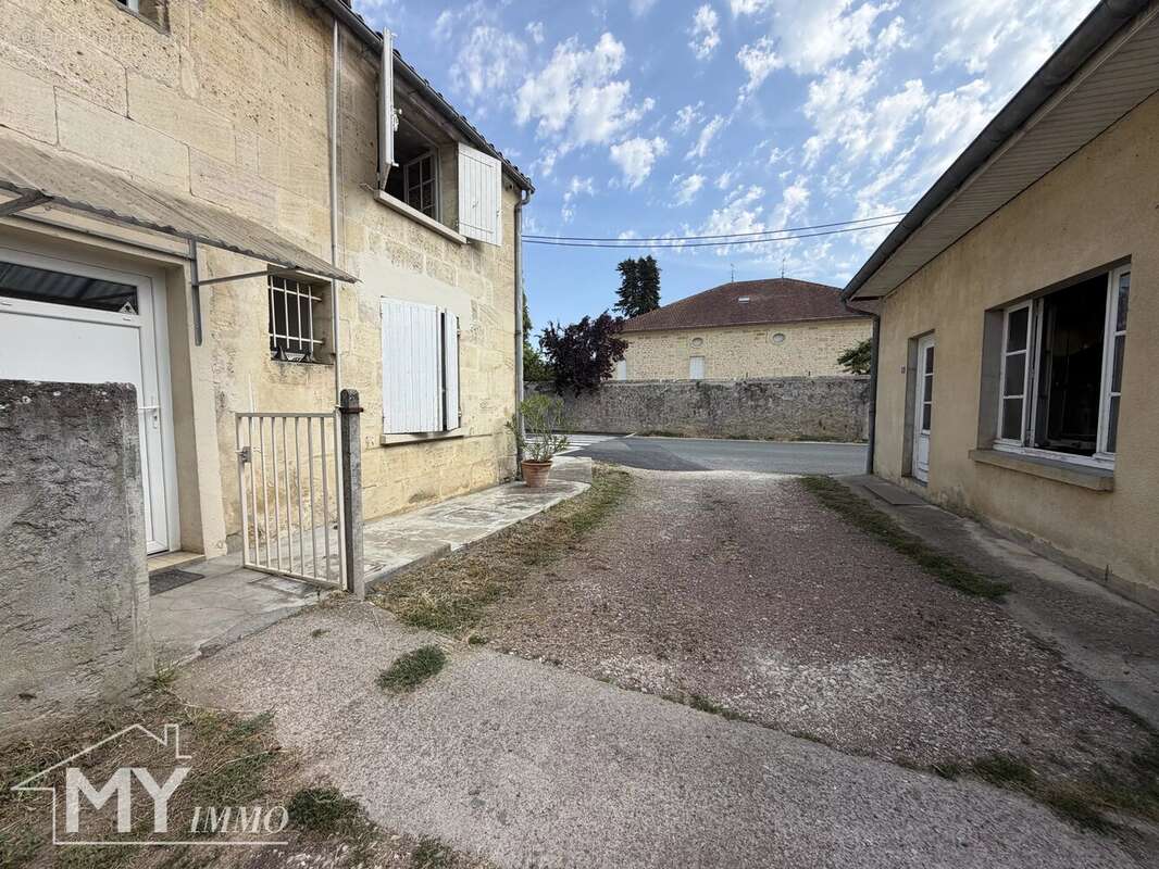 ST PEY DE CASTETS : Ensemble immobilier avec commerce et dépendances - photo 14