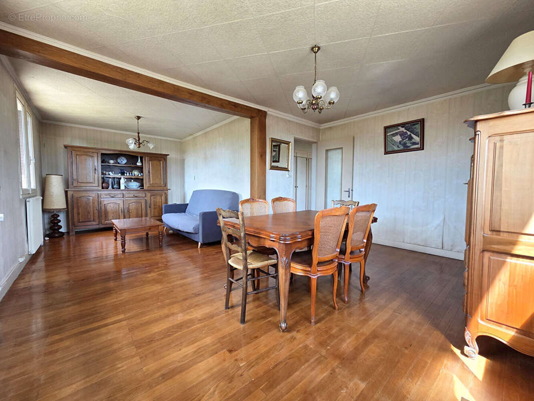 Maison individuelle de 75m²  à rénover - Terrain de 1 750 m² - Grenier aménageable - À 3 min de Bletterans - photo 2