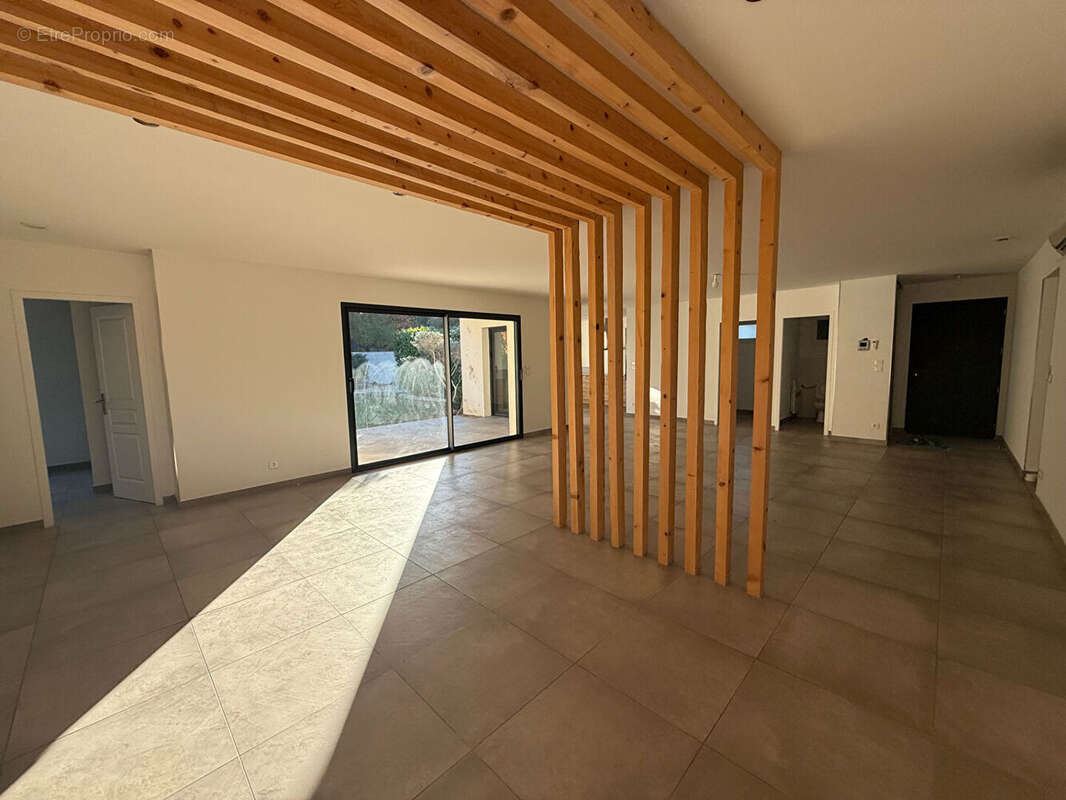 Maison à SAINT-MITRE-LES-REMPARTS