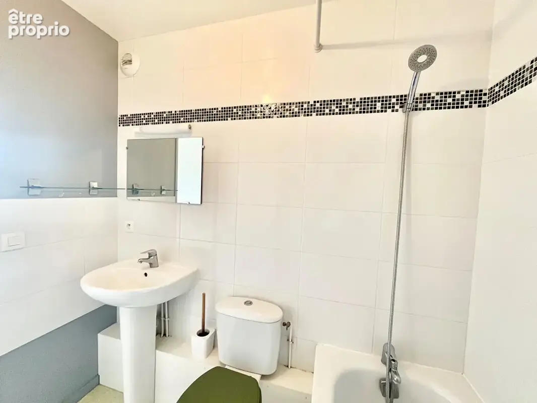 Appartement Caen 2 pièce(s) 33.32 m2 - vendu libre - place de parking privative - belle orientation - vue dégagée - photo 11