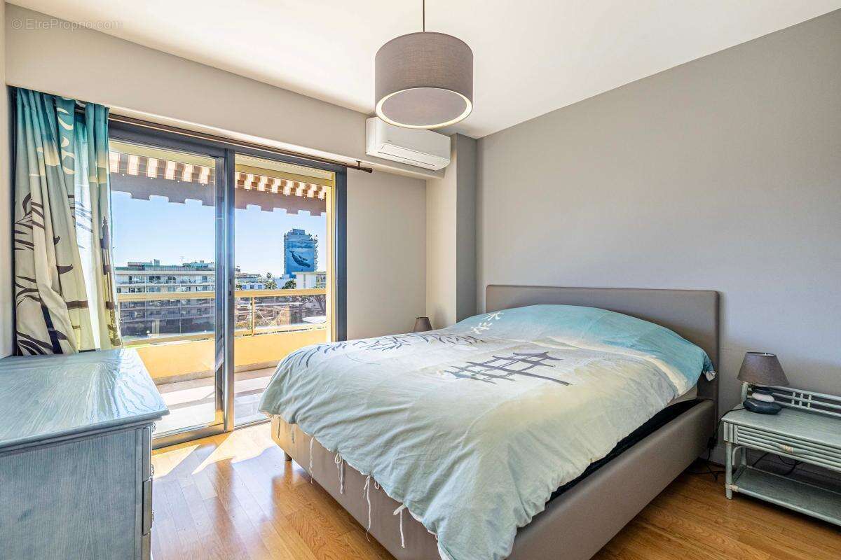 Appartement à SAINT-LAURENT-DU-VAR