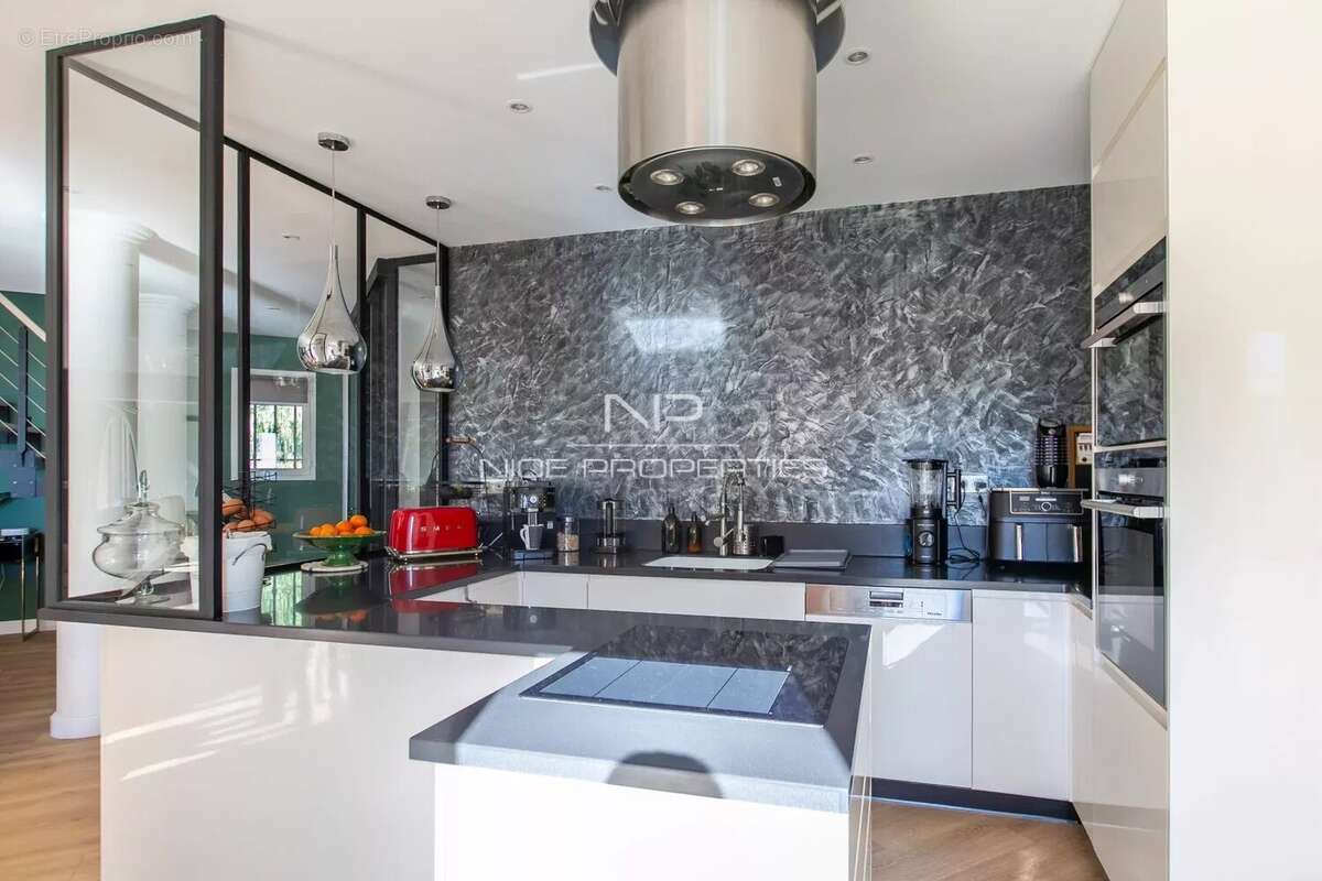 Maison à SAINT-LAURENT-DU-VAR