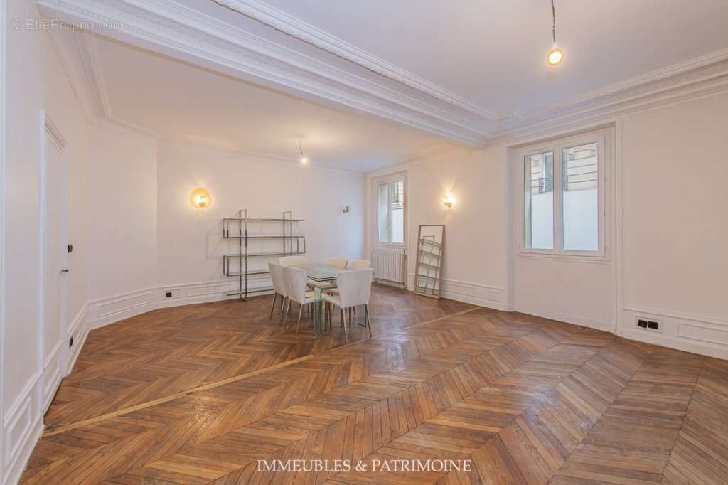 Appartement à PARIS-16E