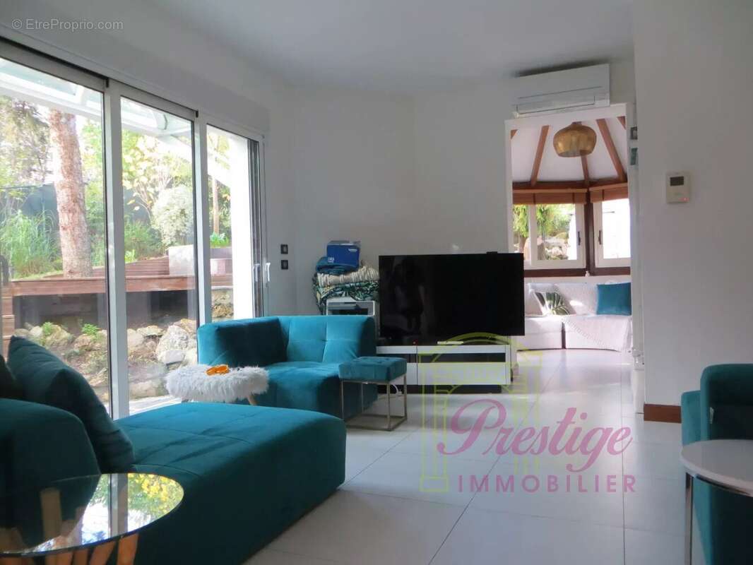 Maison à LE MESNIL-LE-ROI