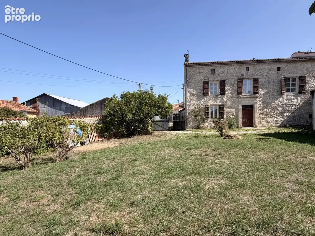 Maison en pierre pleine de potentiel à proximité d’Aigre et de Tusson - photo 17