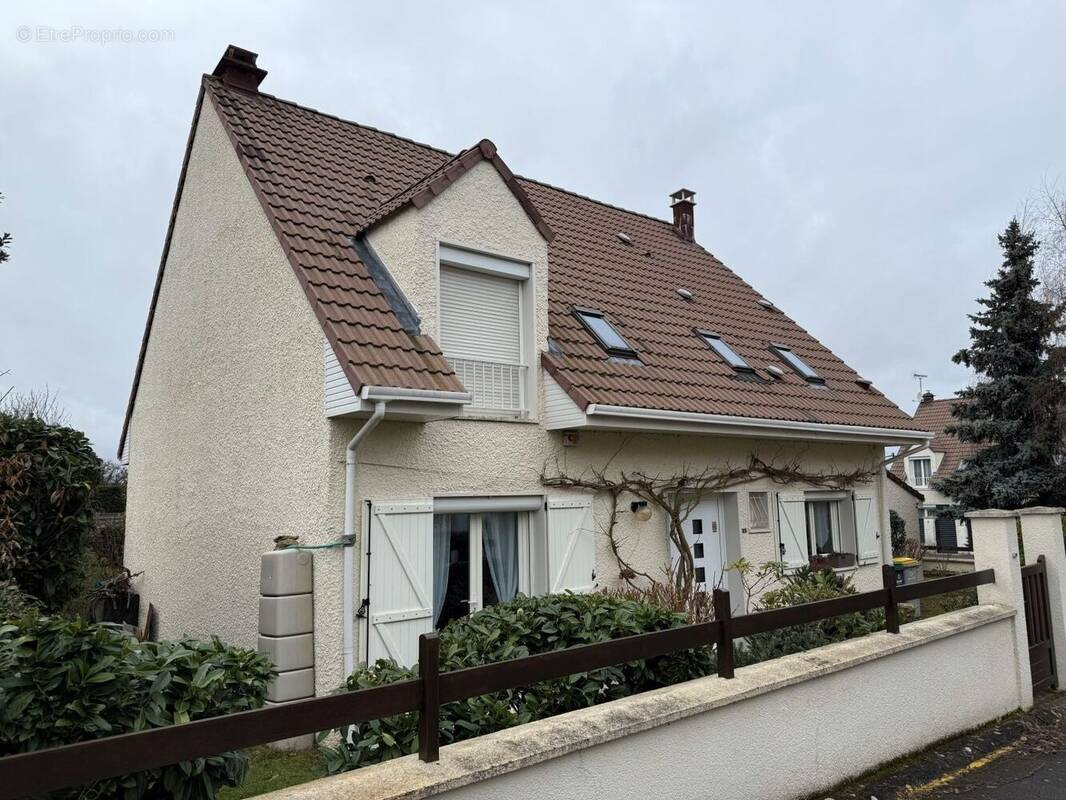 Maison à MANDRES-LES-ROSES