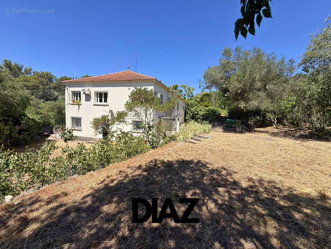 Appartement T3 de 94 m2 avec terrasse de 6 m2, terrain privatif de 510 m2 et grand garage   Nîmes, secteur Boi - photo 10