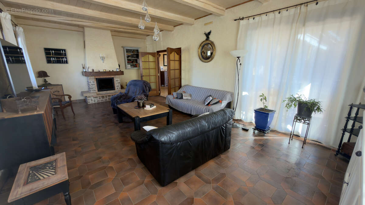 Maison à MONTELIER