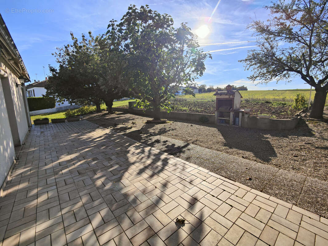 Maison à LAROCHE-SAINT-CYDROINE