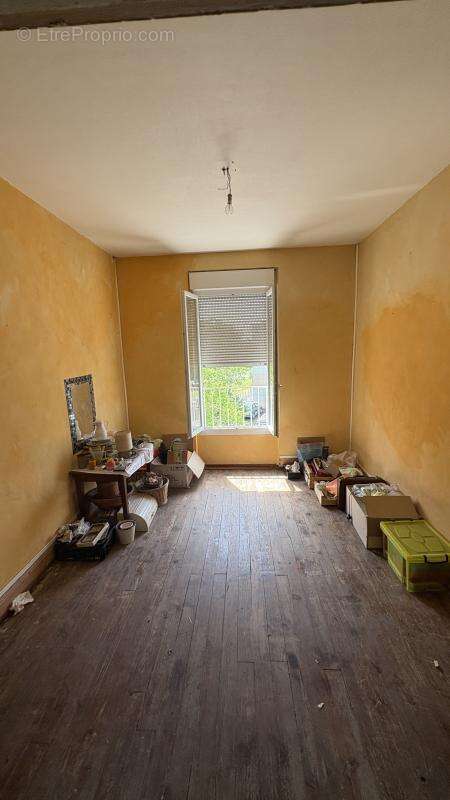 Opportunité à Saisir à Commentry (03) : Immeuble Mixte - Local Commercial + Habitation à l'Étage - photo 6