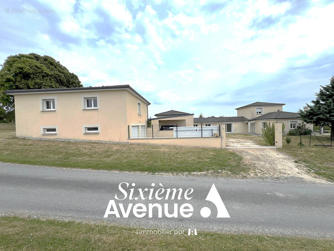 Maison à CHATELRAOULD-SAINT-LOUVENT