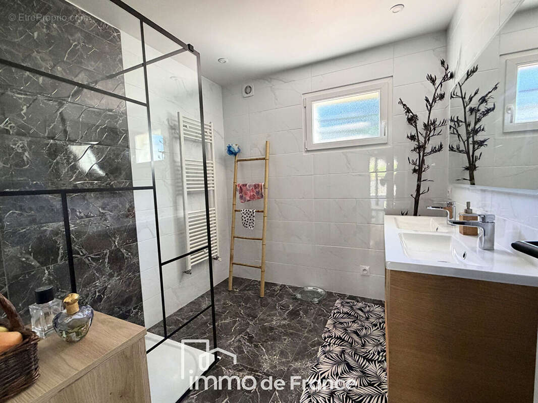 Maison à DECAZEVILLE