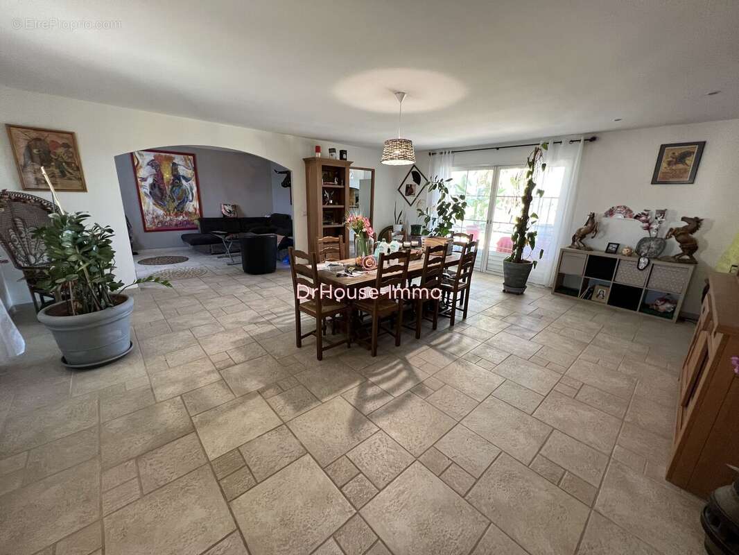 Maison 142 m² à Saint-Laurent-D'aigouze  - photo 4