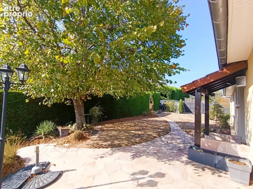 Maison familiale de 180m² à Saint-Genest-Lerpt - photo 2