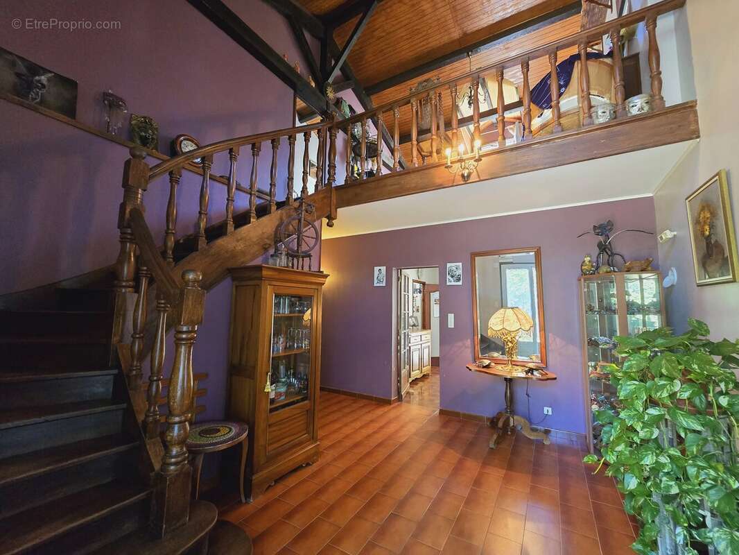 Maison familiale spacieuse avec 4 chambres, un grand sous-sol et une piscine - photo 7