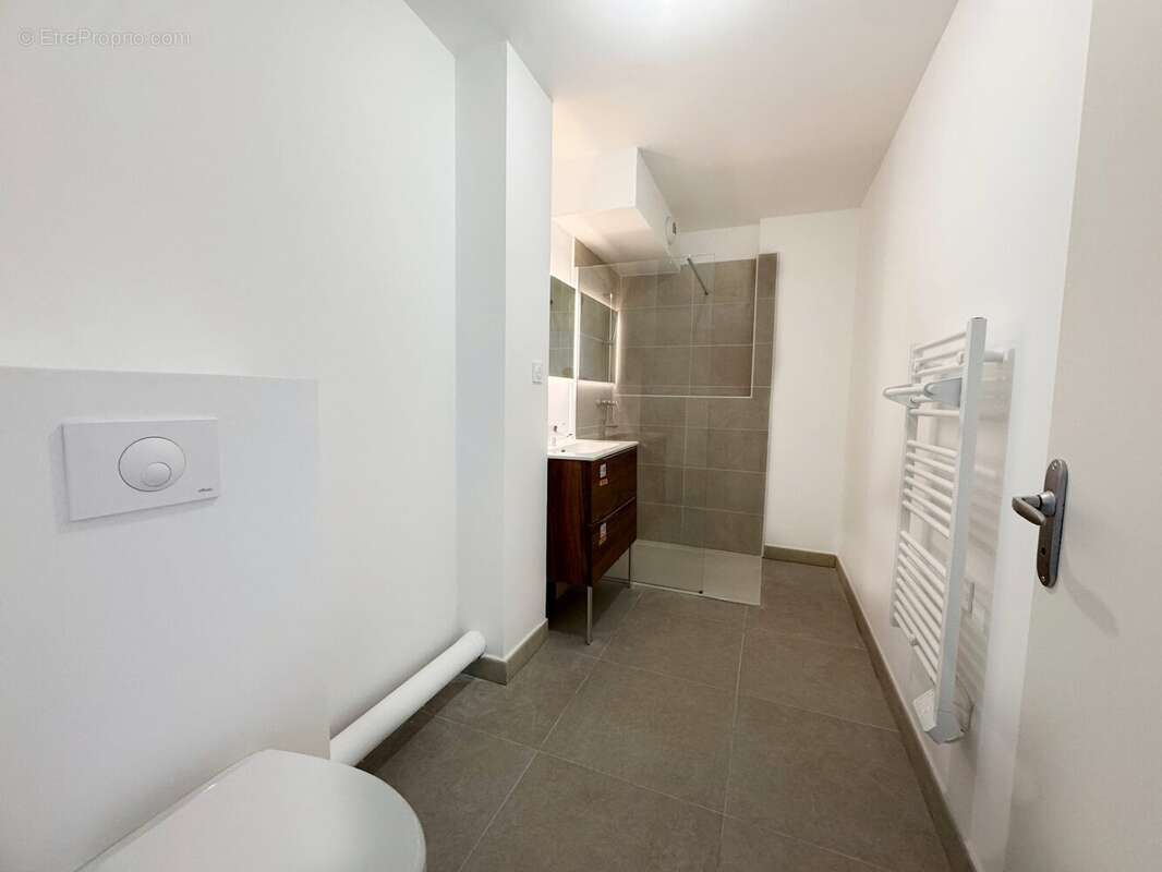 Salle d&#039;eau 1 - Appartement à FORCALQUIER