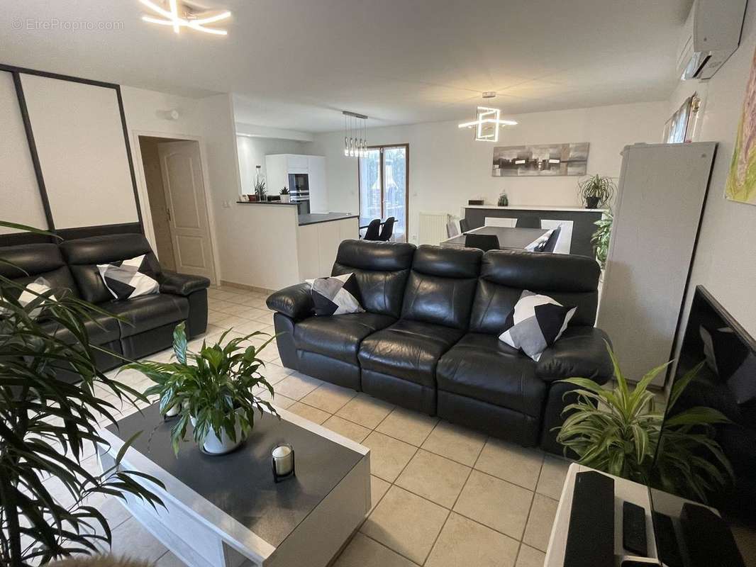 Maison à NIVOLAS-VERMELLE