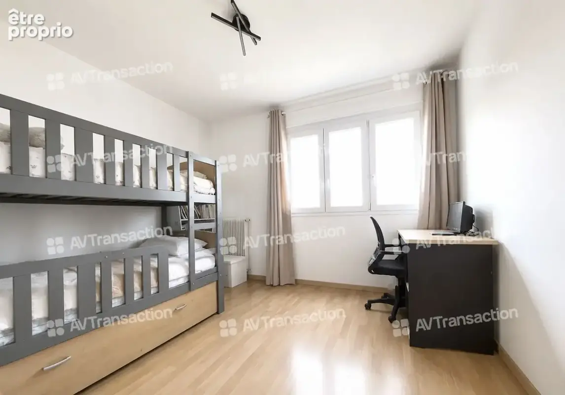 Appartement 82 m² à Bron  - photo 2