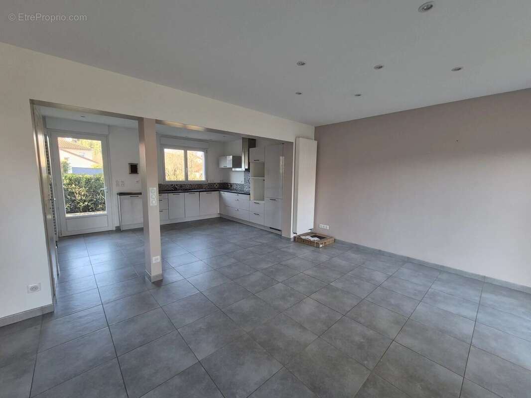 Vals près Le Puy, maison F4 sur 2 niveaux - photo 4