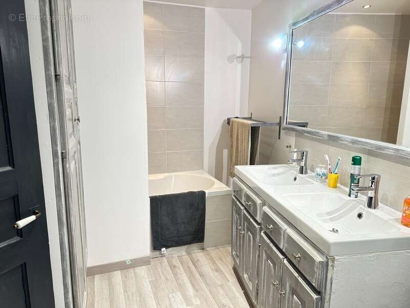Maison de village, 5 pièces avec cour et garage VINON SUR VERDON (83) - photo 7