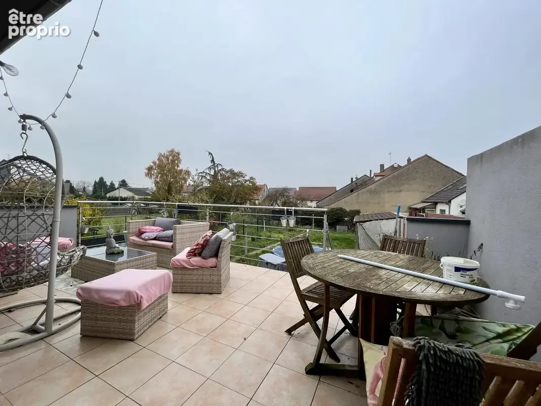 Immeuble d'habitation - 2 logements 225m2 avec terrain, terrasse et garages - photo 6