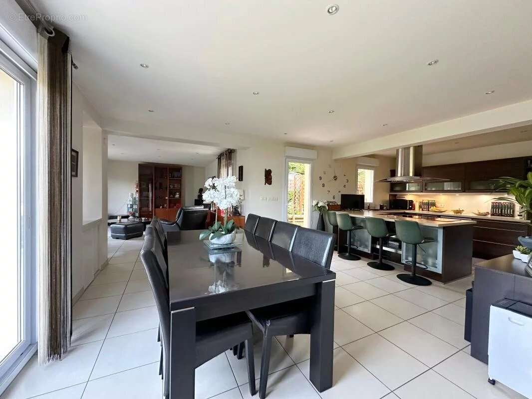 Rare et unique - Domaine de 240m2 (219 m2 carrez) - photo 4