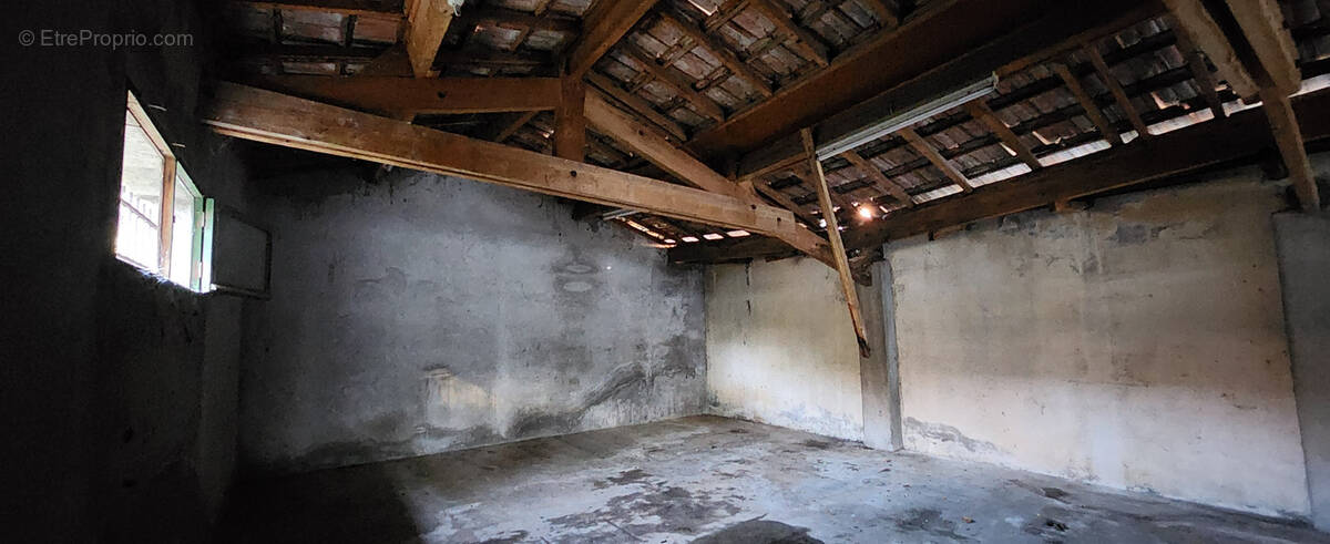 Parking à CHATEAU-ARNOUX-SAINT-AUBAN